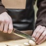 Petromax Allzweckmesser in Aktion: Pilze schneiden für das Grillen. Hochwertiges Grillutensil.