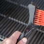 Char-Broil Ersatz-Bürstenkopf Cool Clean für Grillbürste im Einsatz.