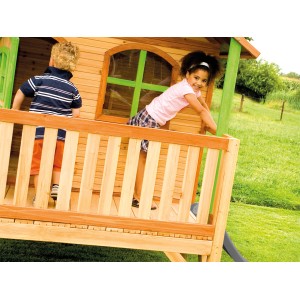 Axi Spielhaus Stef mit Rutsche, braun/grün, mit spielenden Kindern auf der Veranda.