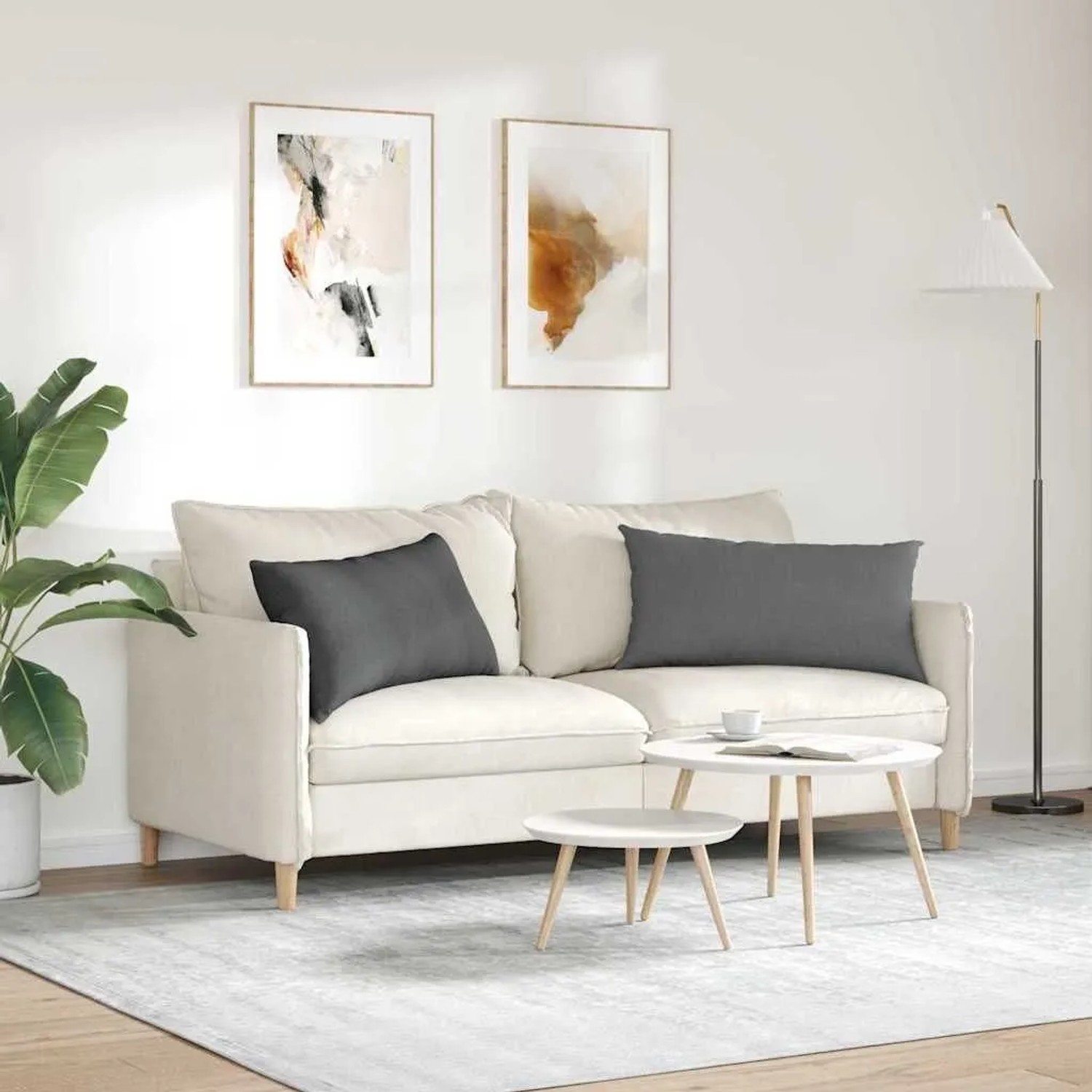 Zwei dunkelgraue Sofakissen 80x40 cm aus Stoff auf beigem Sofa.
