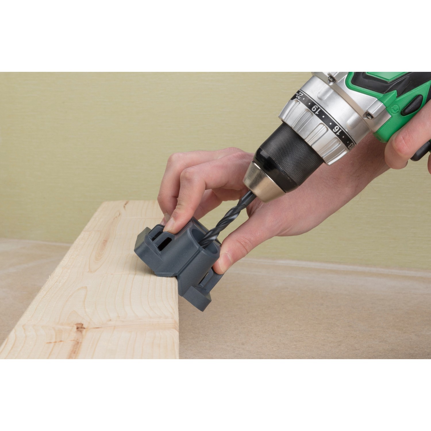 Wolfcraft mobile Bohrhilfe im Einsatz mit Bohrmaschine und Holzbohrer auf Werkstück.