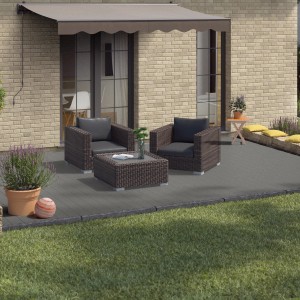 Graue WPC Terrassendielen Artwood auf Terrasse mit Gartenmöbeln.