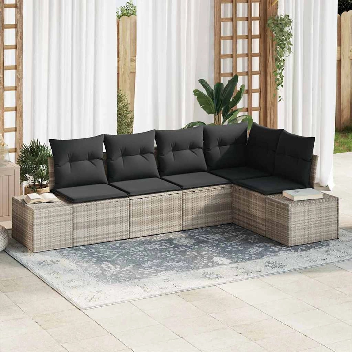 Hellgraues 5-teiliges Garten-Sofa-Set aus Poly Rattan von vidaXL. Modulares Lounge-Set mit schwarzen Kissen.