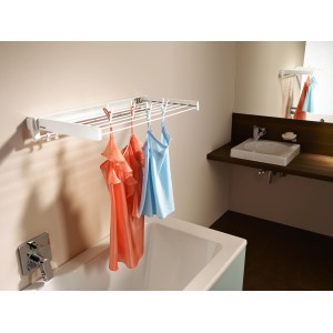 Artweger Wandwäschetrockner ArtDry 70 cm, weiß, über Badewanne mit Wäsche.