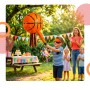 Kind schlägt orange Basketball Piñata mit Stock auf Kinderparty. Konfetti fliegt. Piñata Set für Spiel & Spaß.