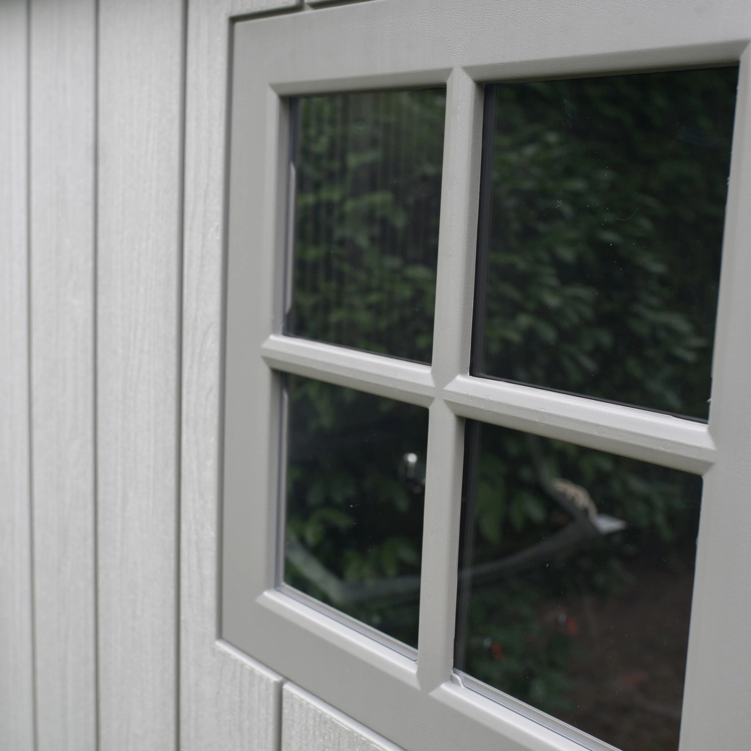 Detailansicht Fenster des Lifetime Kunststoff-Gartenhauses Stella 4,55 m².