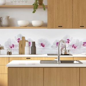 MySpotti Küchenrückwand mit Orchideen-Motiv in Lila-Weiß, montiert in moderner Küche.