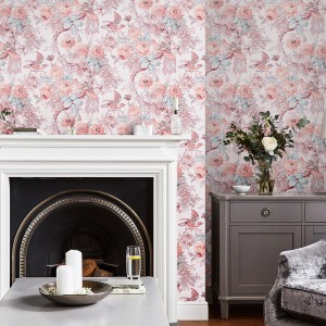 Laura Ashley Vliestapete Birtle Blush mit Blumen- und Vogelmuster im Wohnraum.