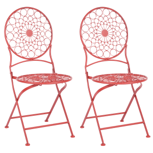 Zwei rote Beliani Gartenstühle im Retro-Stil, klappbar und platzsparend.