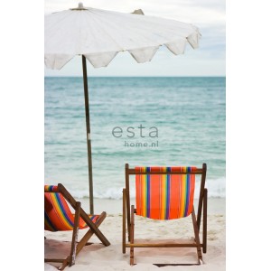 ESTAhome Fototapete mit Strandmotiv: Meerblick, Sonnenschirm und bunte Liegestühle für sommerliche Wandgestaltung.