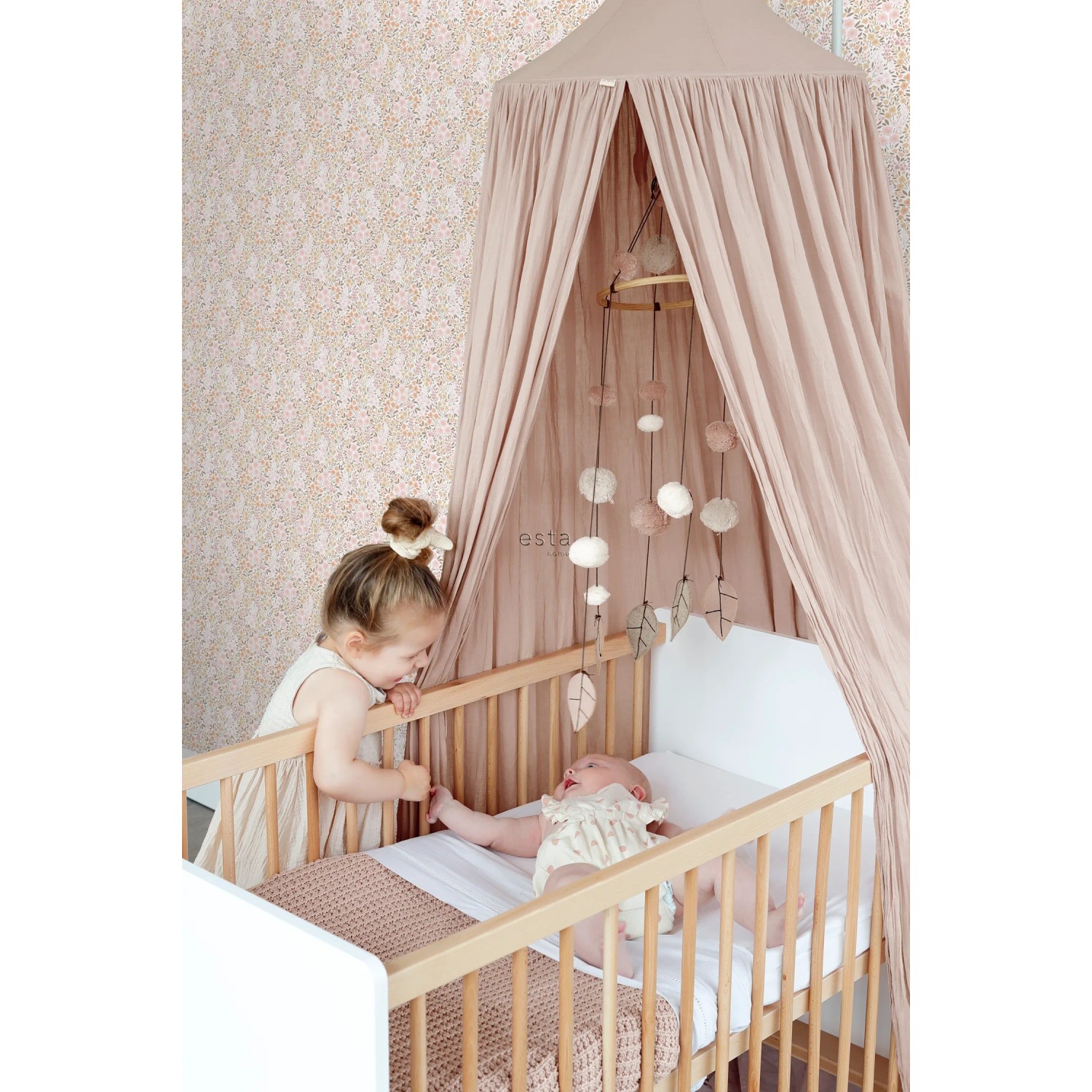 ESTAhome Vliestapete mit zarten Blumen in Hellrosa und Beige. Dekorative Tapete für Kinderzimmer.