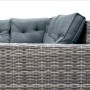 Detailaufnahme: Graue Rattan Gartenmöbel Eckgarnitur mit grauen Kissen.