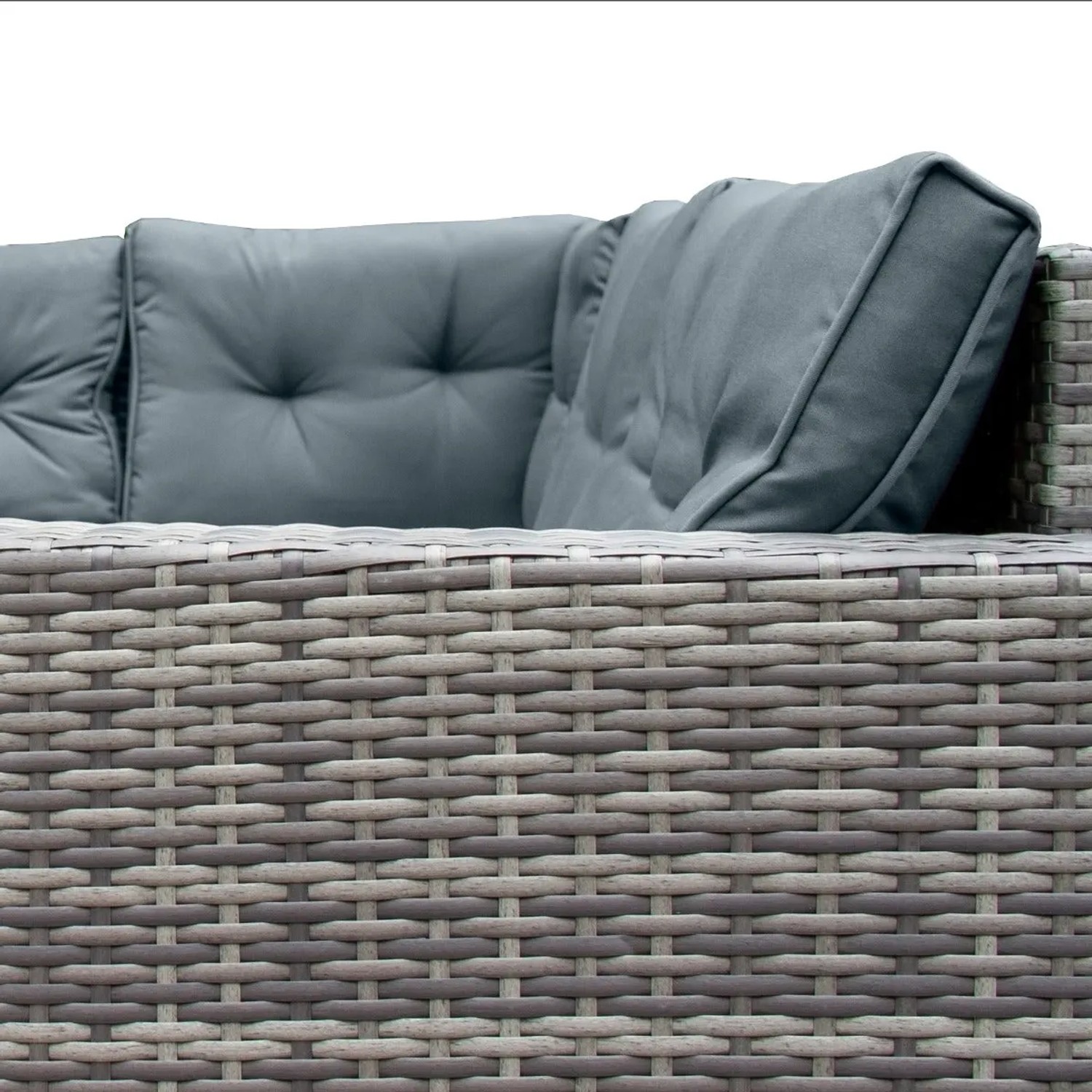 Detailaufnahme: Graue Rattan Gartenmöbel Eckgarnitur mit grauen Kissen.
