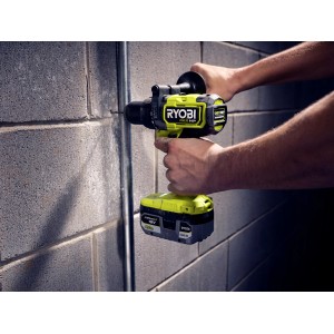 Ryobi Akku-Bohrschrauber mit 4 Ah Akku beim Bohren in eine Wand.