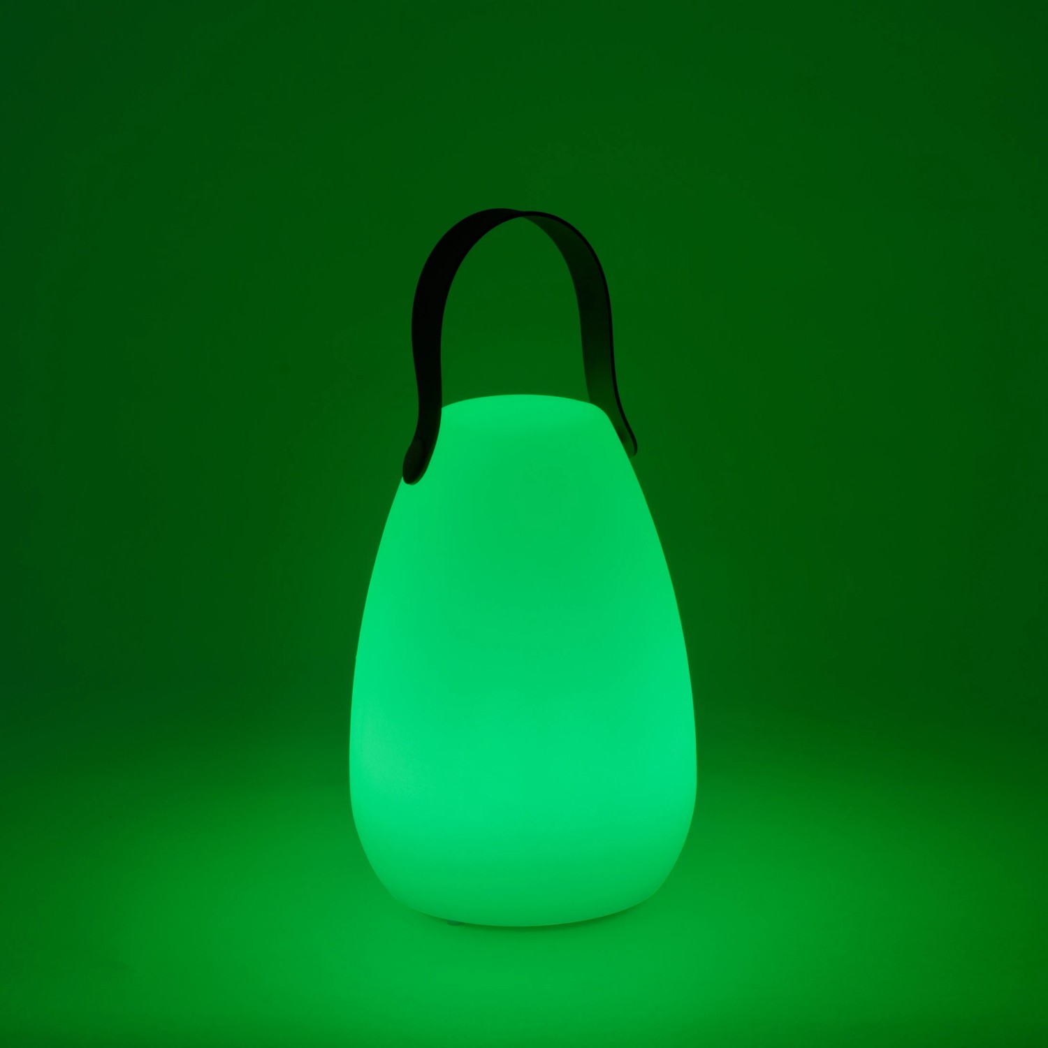 Weiße LED Outdoor Tischleuchte Keno mit Tragegriff, leuchtet grün. Dekoleuchte für Garten und Camping.