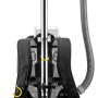 Kärcher Akku-Rucksacksauger BVL 5/1 Bp, Ansicht von hinten. Leichter, kabelloser Staubsauger für flexible Reinigung.