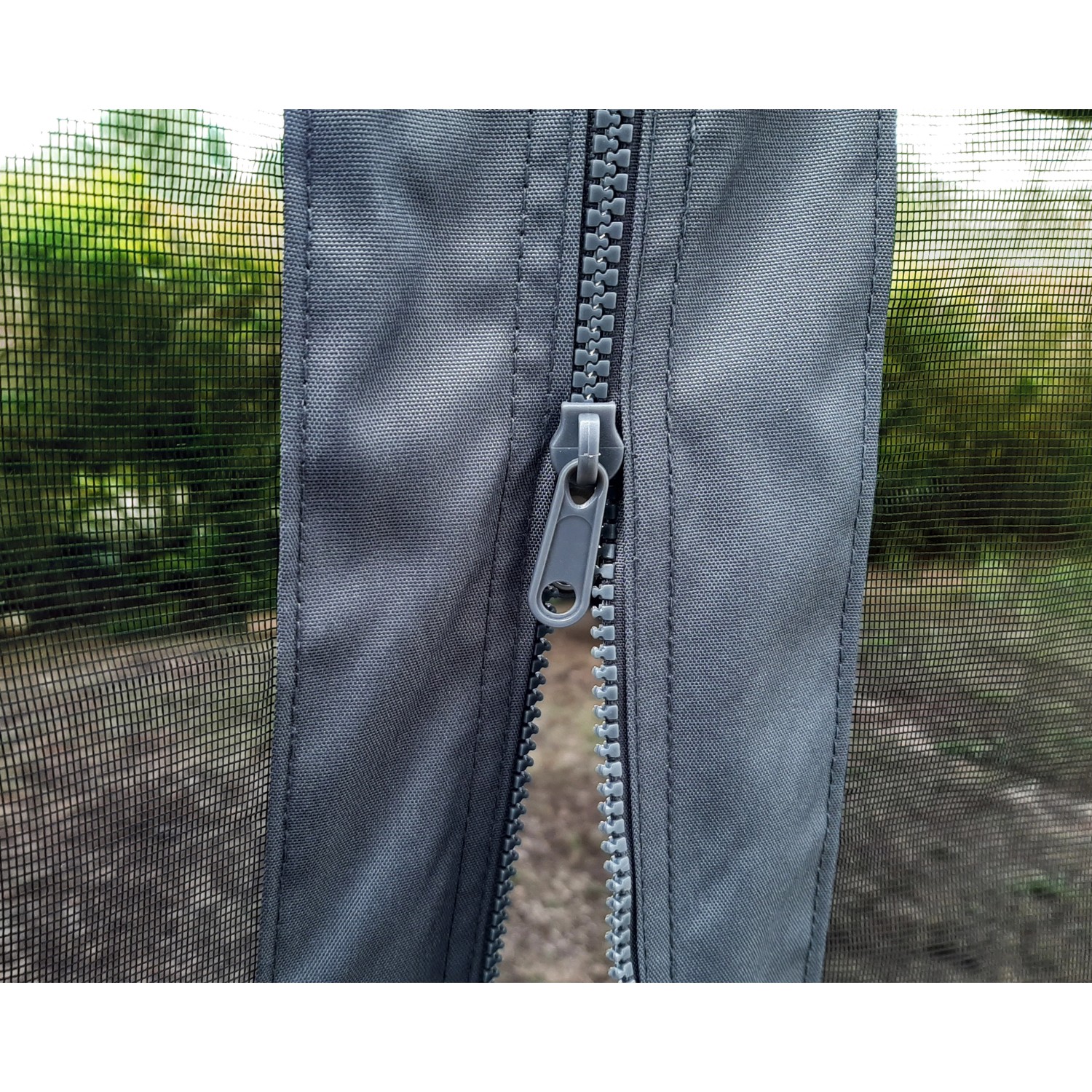 Detailaufnahme: Reißverschluss des Palram Insektenschutznetzes für Pavillon Dallas 4300.