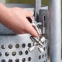 Knipex TwinKey Zange (95mm) beim Öffnen eines Schlosses. Multifunktionaler Schlüssel für Schließsysteme.