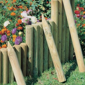 Mini-Palisade druckimprägniert, Ø 8 cm x 75 cm, als Beetbegrenzung im Garten.