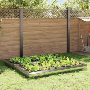 Silberner vidaXL Schneckenzaun aus verzinktem Stahl im Gartenbeet vor Holzzaun.
