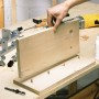 Anwendung von LUX Holzdübeln (6 mm, 50 Stk.) zur Holzverbindung mit Dübelhilfe, Bohrmaschine und Leim.
