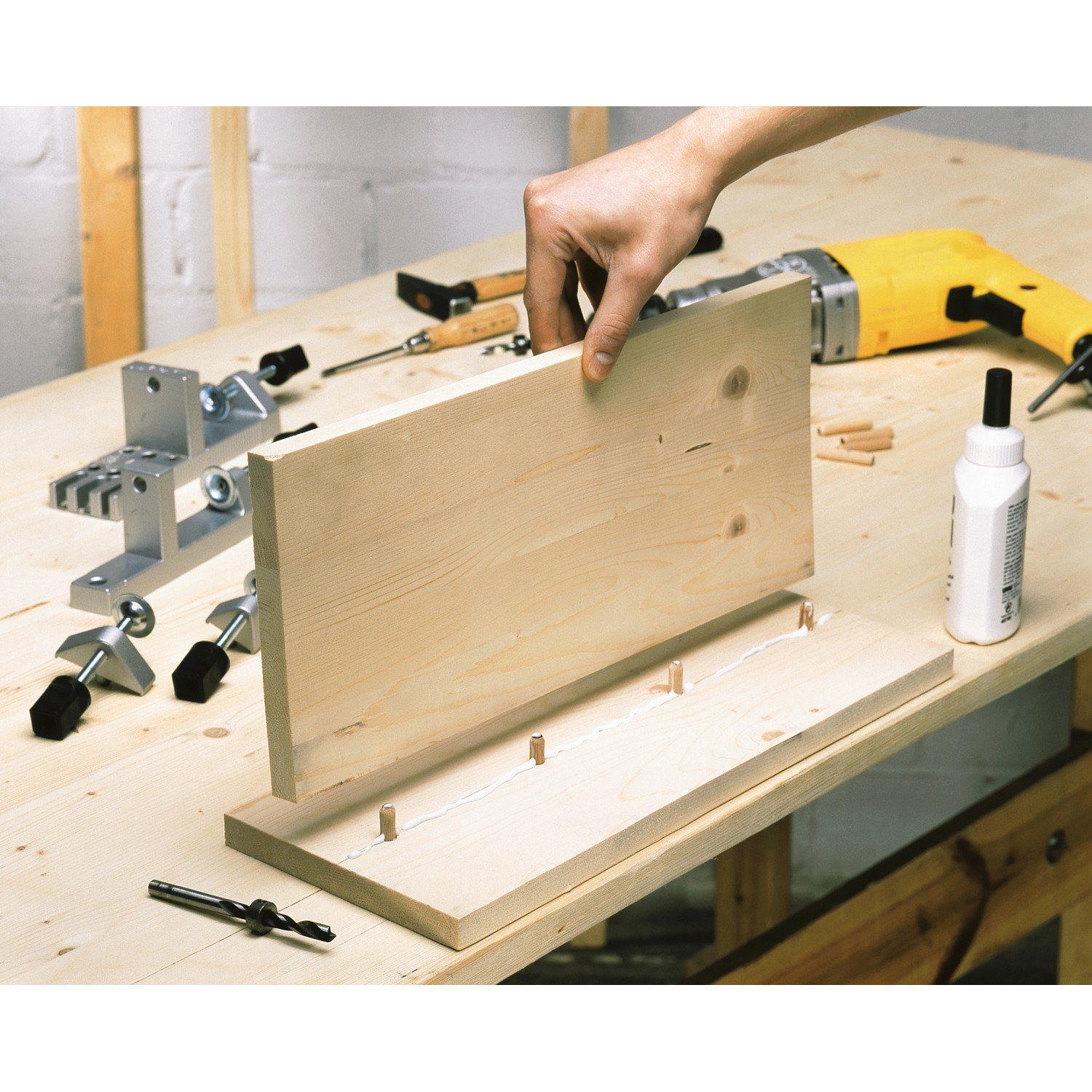 Anwendung von LUX Holzdübeln (6 mm, 50 Stk.) zur Holzverbindung mit Dübelhilfe, Bohrmaschine und Leim.