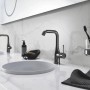 Grohe Essence Waschtischarmatur L-Size in Hard Graphite im modernen Bad.