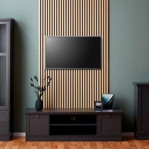 Homestyle4u Akustikpaneel mit naturfarbenen Holzlamellen auf schwarzem Filz, als stilvolles Wandpaneel hinter TV im Wohnzimmer.