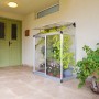 Palram Canopia Minigewächshaus Lean To, 125x64 cm, silber, an Hauswand mit Pflanzen