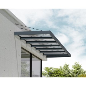 Palram Canopia Vordach Sophia XL, 6,6 m, schwarz-transparent, an Hauswand montiert.
