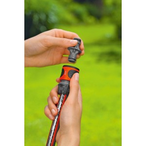 Gardena Kupplungs-Satz für 13 mm (1/2) und 15 mm (5/8) Schläuche in Verwendung.