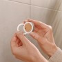 Montage des Tesa Moon Bademantelhaken in Graphit. Badhelfer zur einfachen Anbringung ohne Bohren.