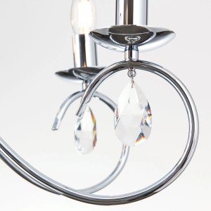 Detailaufnahme: Kristall-Kronleuchter Alessia, Chrom, mit funkelnden Kristallanhängern. Elegante Lampe für Wohnräume.