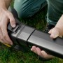 Stiga Elektro-Laubbläser BL 130c V in Nutzung, Fokus auf Bedienelement.