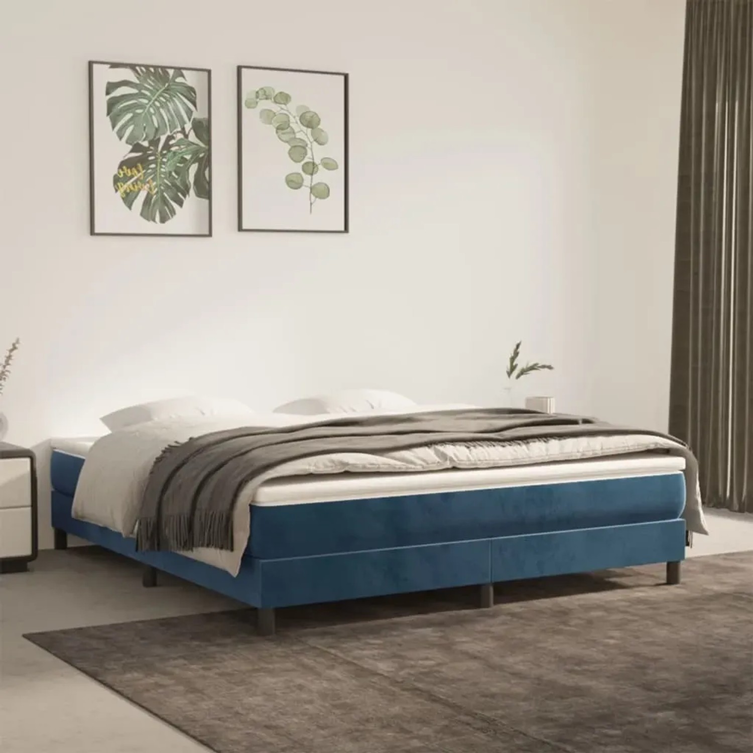 Dunkelblaues Samt Boxspringbett 160x200 cm im Schlafzimmer mit Deko.