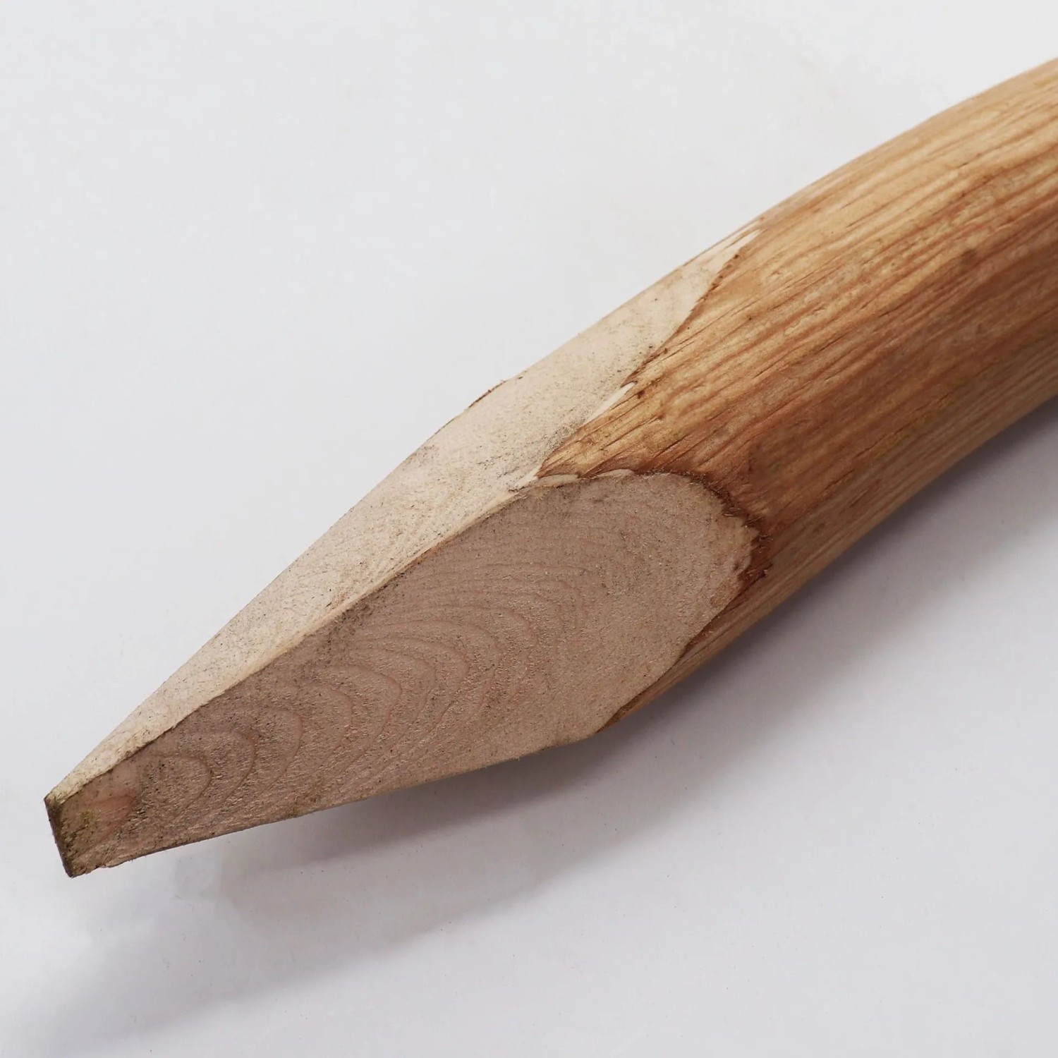 Angespitzter Holzpfosten (Haselnuss) für Staketenzaun, 1,5m lang, Durchmesser 6-9cm.
