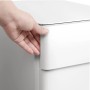 Detailaufnahme: Hand öffnet Schublade des weißen Songmics Büroschranks mit Rollen.