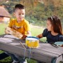 Axi Sand- und Wasser-Picknicktisch Nick grau mit Sonnenschirm, spielende Kinder mit Musikinstrumenten.