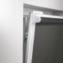 Detailaufnahme: Graues Tageslicht-Rollo Zamora, 100x175 cm, mit Befestigung am Fensterrahmen.