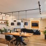 Modernes Wohnzimmer mit schwarzem Urail Schienensystem und Paulmann LED Spots.