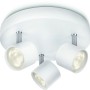 Weißer Philips LED-Spot Star mit 3 Strahlern für die Deckenmontage.
