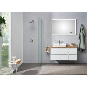 Pelipal Quickset 360 Spiegel mit LED-Beleuchtung und Uhr im Badezimmer.
