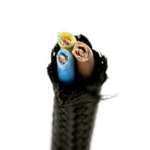 Detailaufnahme: Schwarzes, dünnes Textilkabel (Meterware) mit drei Adern für Lampen.