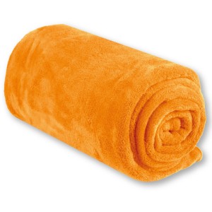 Gerollte, orangefarbene Mikrofaser Decke (220x240 cm) von Bestgoodies.