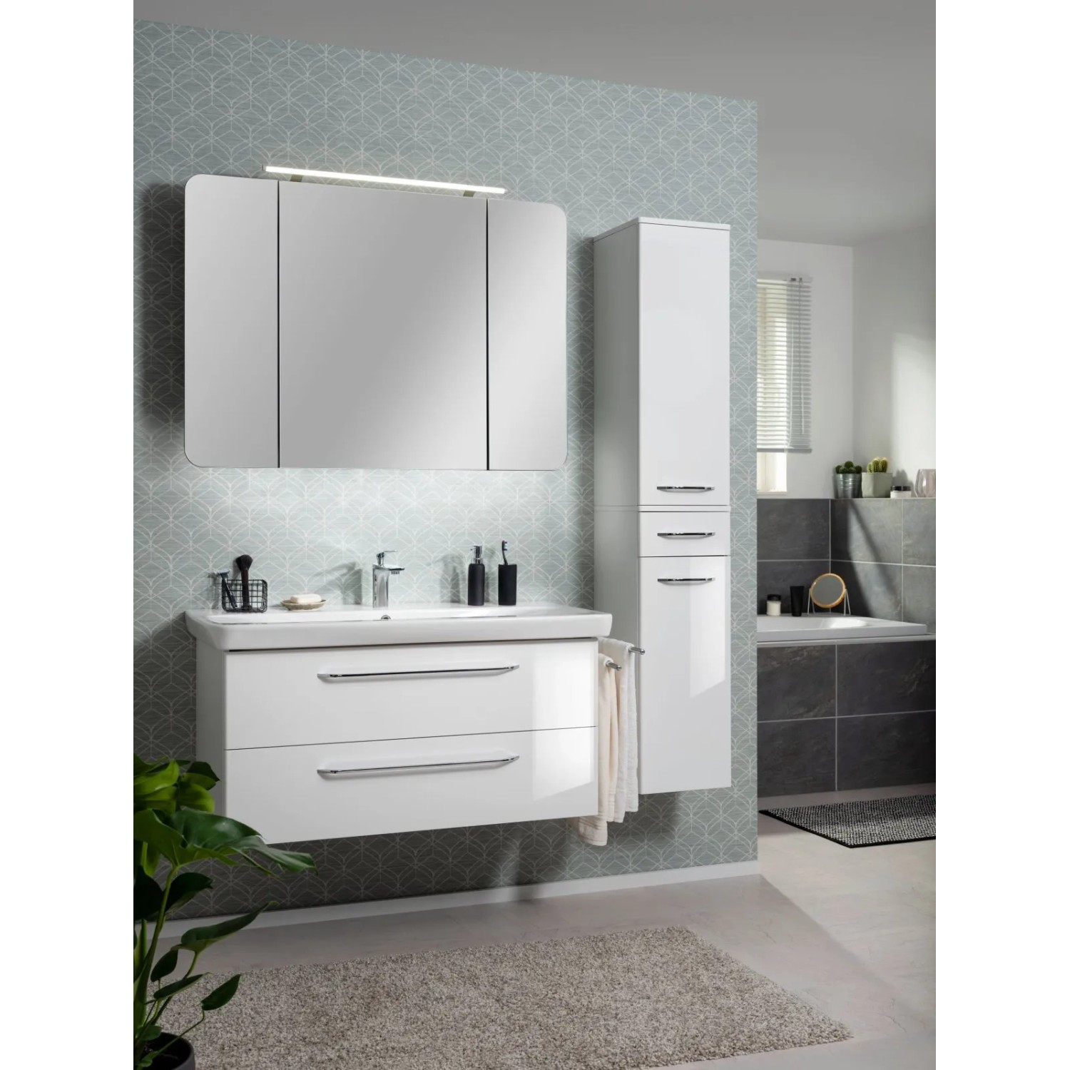 Weißer Fackelmann Spiegelschrank (110 cm) mit Softclose und LED-Leuchte im Badezimmer.