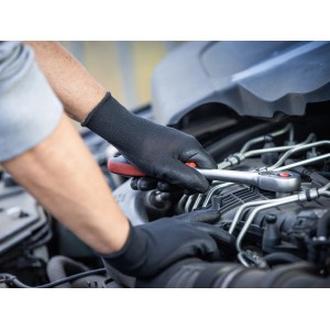 Schwarze LUX PU Arbeitshandschuhe Gr. 10 beim Arbeiten an einem Motor.