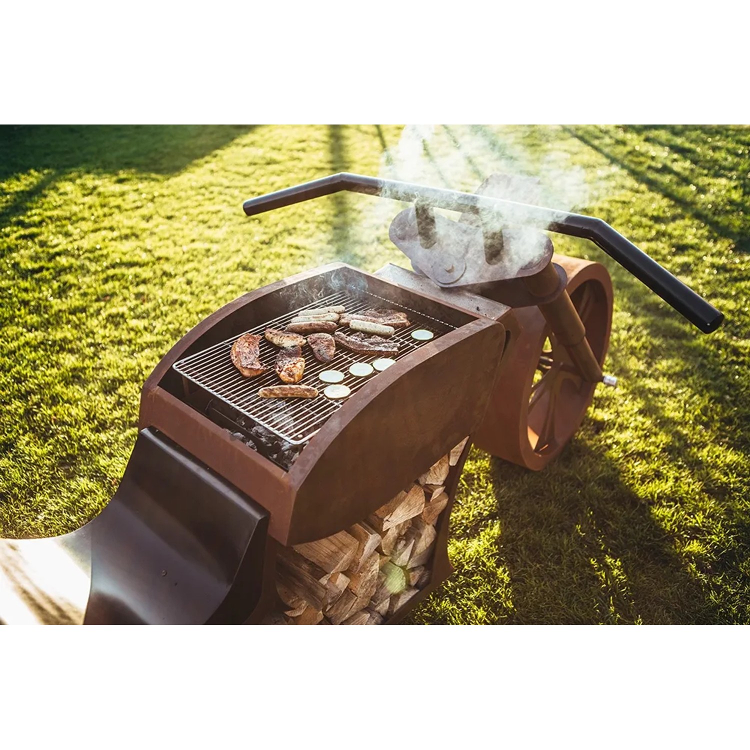 Ferrum Art Design Grillstelle Motorrad in Rostoptik mit Grillgut und Holzscheiten.
