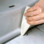 LUX Fugenglätter Universal in Anwendung: Hand glättet Silikonfuge an Waschbecken.