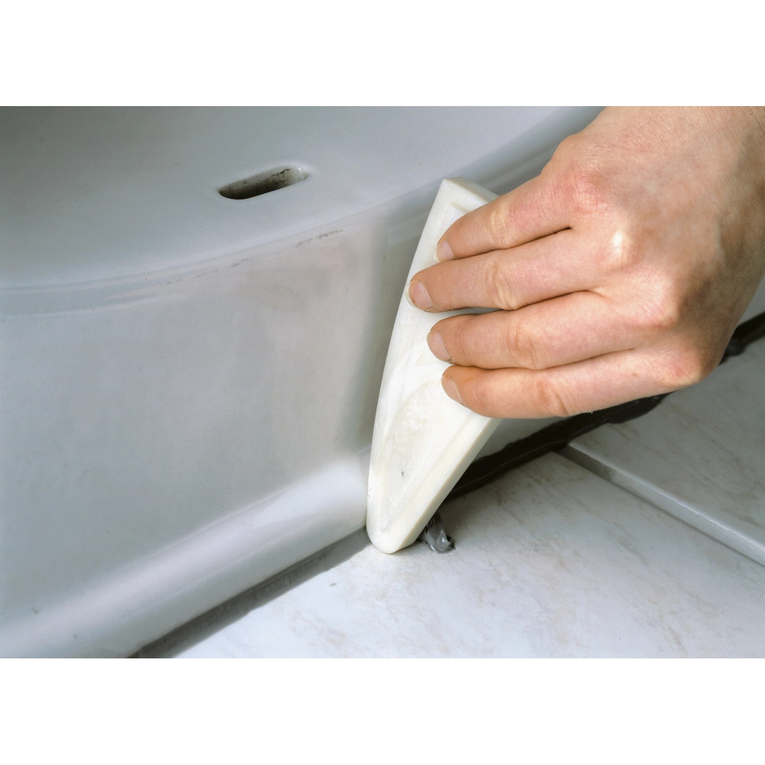 LUX Fugenglätter Universal in Anwendung: Hand glättet Silikonfuge an Waschbecken.