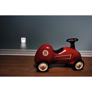 Osram LED-Nachtlicht Lunetta Wave an Wand, daneben rotes Kinderrutscherauto.